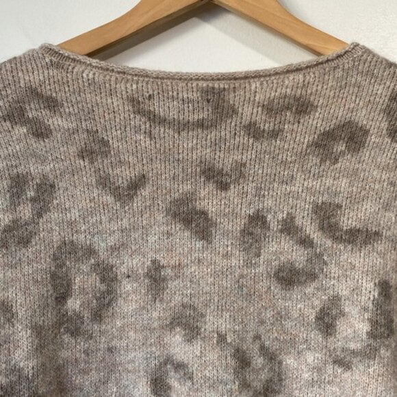 Abercrombie  Fitch Gray Leopard Print Sweater low neck size Medium - Picture 6 of 10